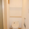 背面の収納にくわえ、壁面に埋め込みの紙巻きがトイレ内をすっきりと見せます
