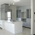 開放感のあるフルフラット対面キッチンはホワイトカラーでコーディネート
