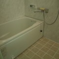浴室　床タイル、天井には暖房乾燥機を設置